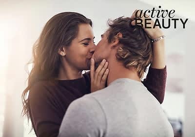 Pár v objatí, nápis active BEAUTY v rohu.