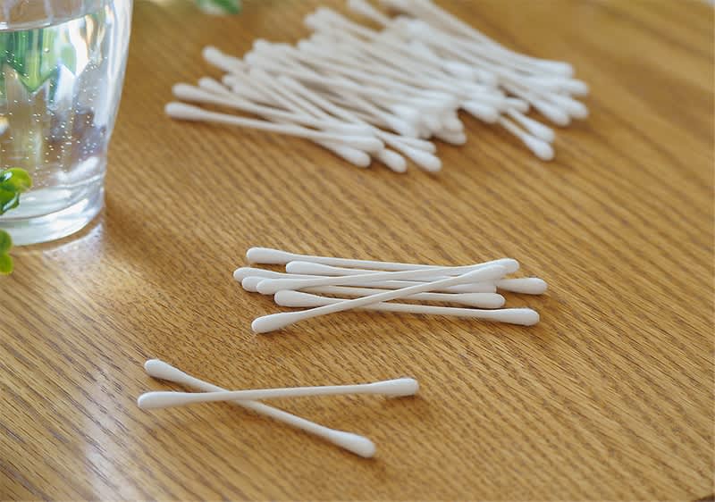 Vatové tyčinky na drevenom stole