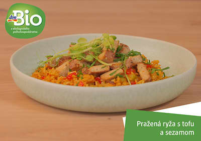 Pražená ryža s tofu a sezamom naservírovaná na tanieri