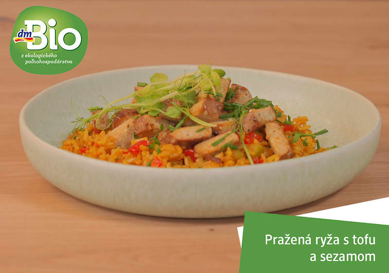 Pražená ryža s tofu a sezamom naservírovaná na tanieri