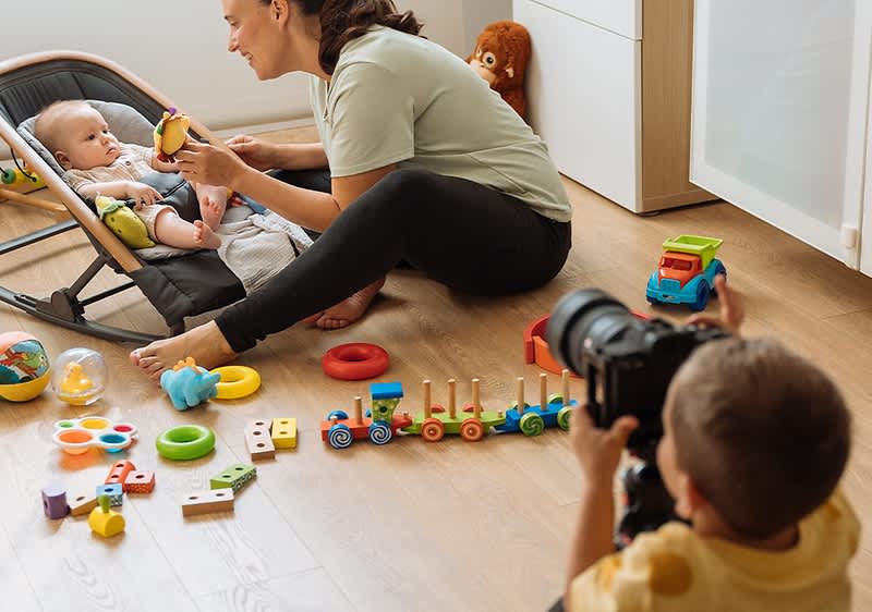 Dieťa kamerujúce matku a súrodenca