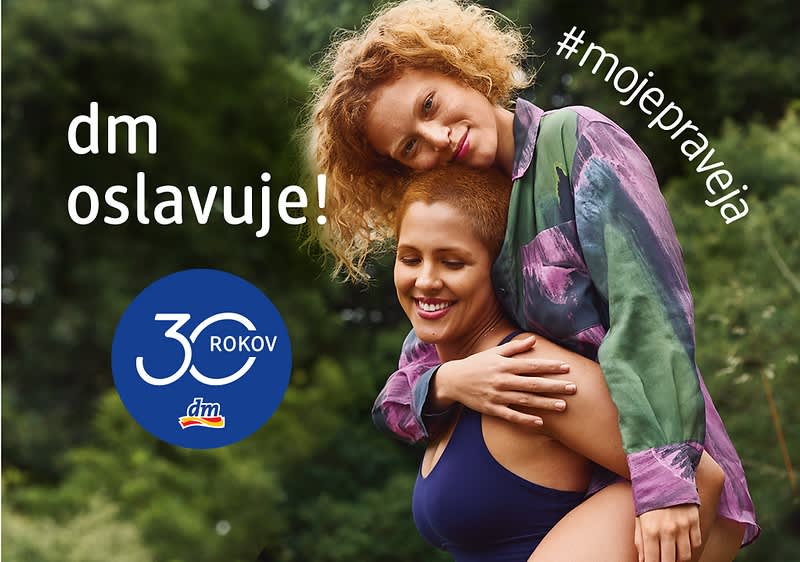 Žena v prírode, nápisy dm oslavuje! a #mojepraveja, logo 30 rokov dm