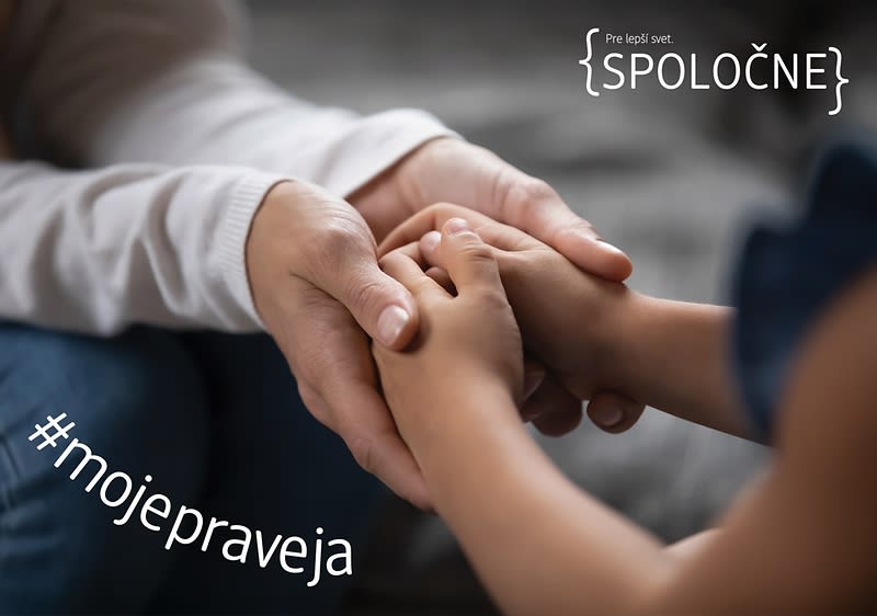 Dve ruky držiace sa, nápis SPOLOČNE a hashtag #mojepraveja