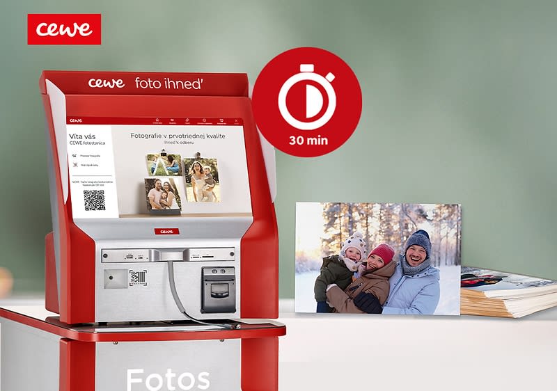 Cewe na tlač fotografií za 30 minút, vedľa je zimná rodinná fotografia.