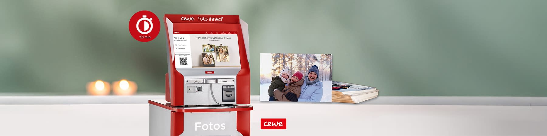 Cewe na tlač fotografií za 30 minút, vedľa je zimná rodinná fotografia.