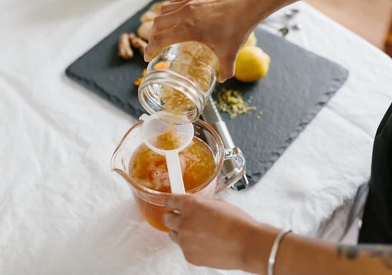 Žena nalievajúca čaj