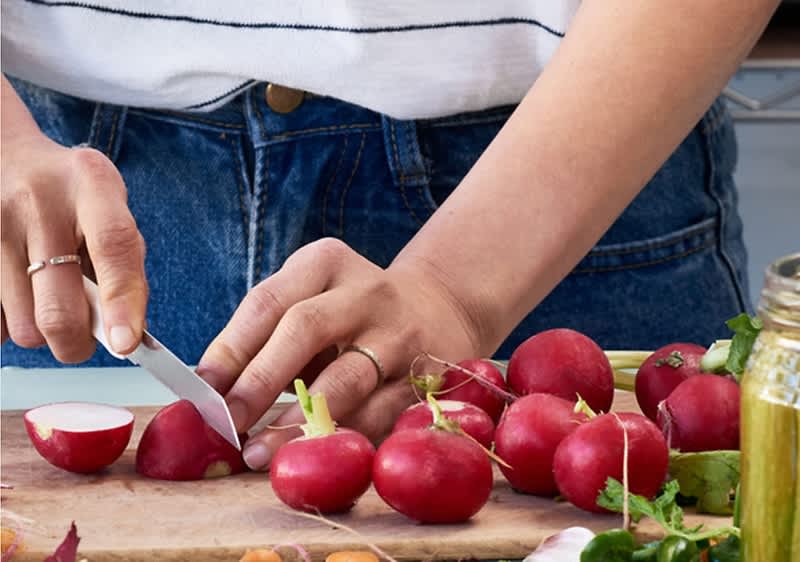 Žena krájajúca zeleninu