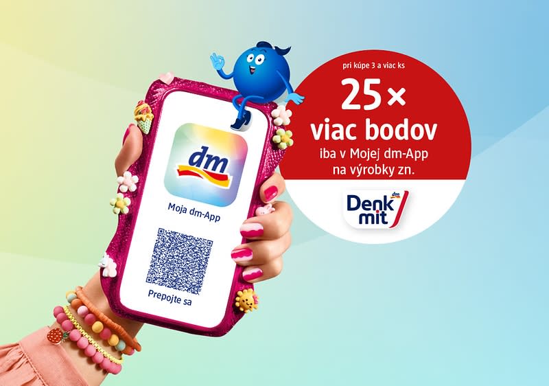 Ruka držiaca mobil s aplikáciou Moja-dm, QR kódom a textom 25x viac bodov na dekoratívnu kozmetiku