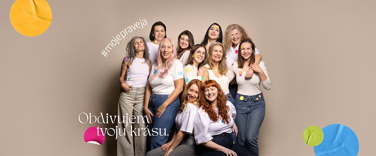 Skupina žien v bielych tričkách pózuje pred kamerou