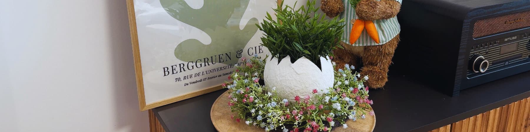 Vyrobené veľkonočné vajíčko položené ako dekorácia v interiéri