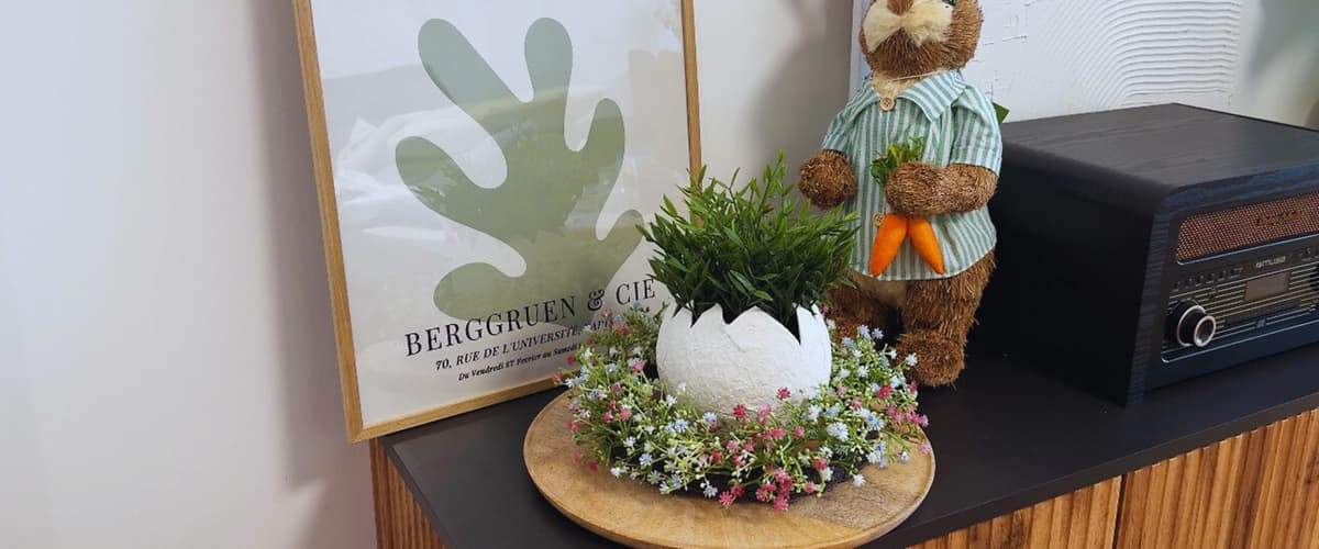 Vyrobené veľkonočné vajíčko položené ako dekorácia v interiéri