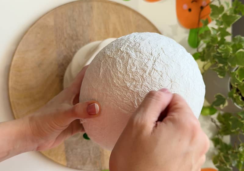 Uschnutý toaletný papier na balóne