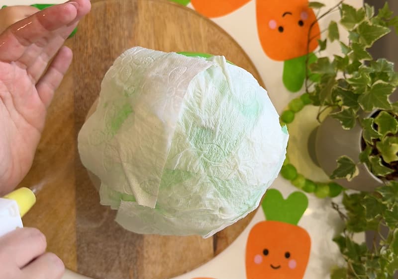 Balón obalený zvlhčeným toaletným papierom 