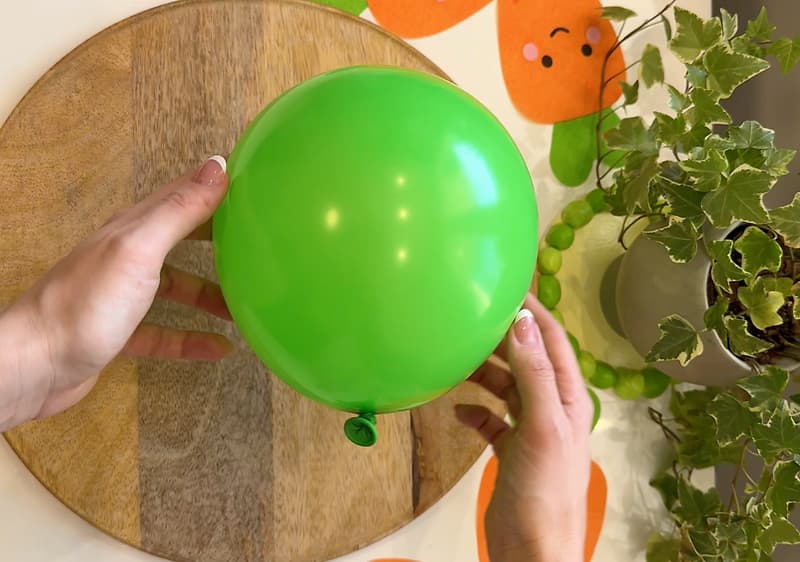 Zelený balón v rukách