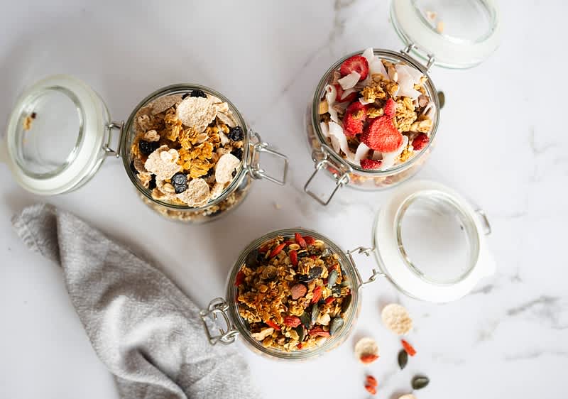 Hotová domáca granola naservírovaná v sklenených miskách s uzáverom
