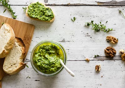  DIY: Vlastnoručne robené bylinkové pesto s vlašskými orechmi