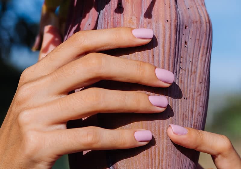 Ženské ruky s nalakovanými nechtami