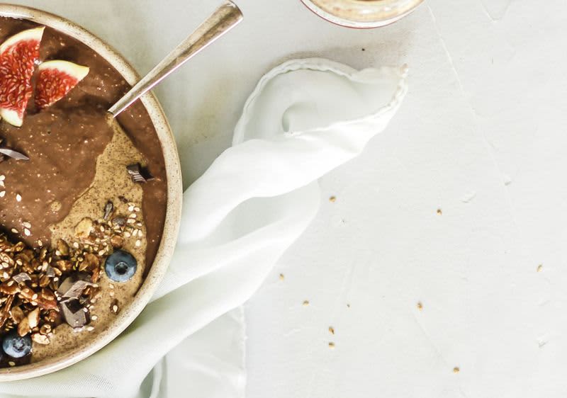 Čokoládové smoothie s chrumkavou granolou a ovocím