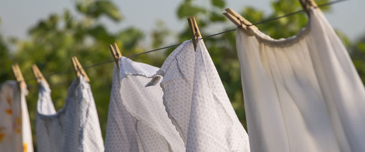 čistá bielizeň zavesená na šnúre
