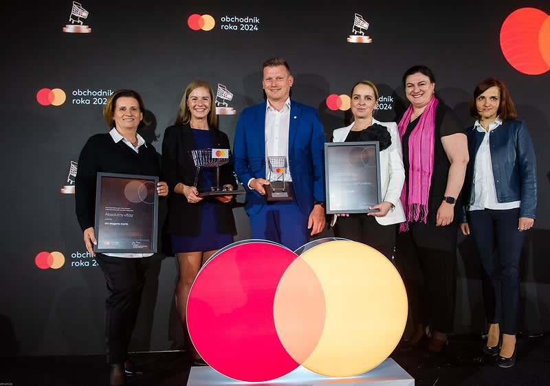 Galavečera spojeného s odovzdávaním cien sa za dm zúčastnili (zľava) Zuzana Vinklerová, Mária Mikušová, Martin Pavelka, Lucia Husárová, Marianna Voštinárová a Jaroslava Pipošiarová.
