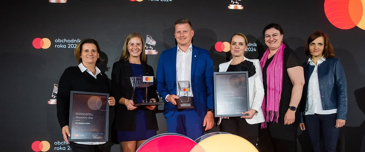 Galavečera spojeného s odovzdávaním cien sa za dm zúčastnili (zľava) Zuzana Vinklerová, Mária Mikušová, Martin Pavelka, Lucia Husárová, Marianna Voštinárová a Jaroslava Pipošiarová.