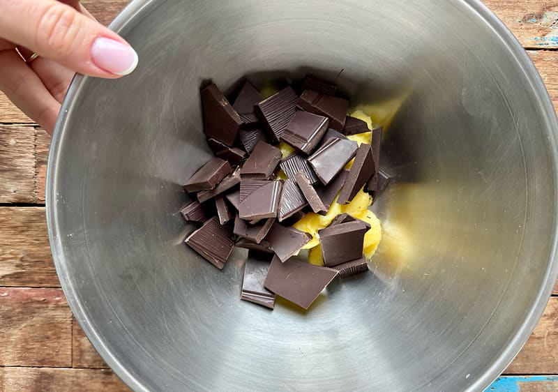 Čokoládové kúsky pripravené na roztopenie