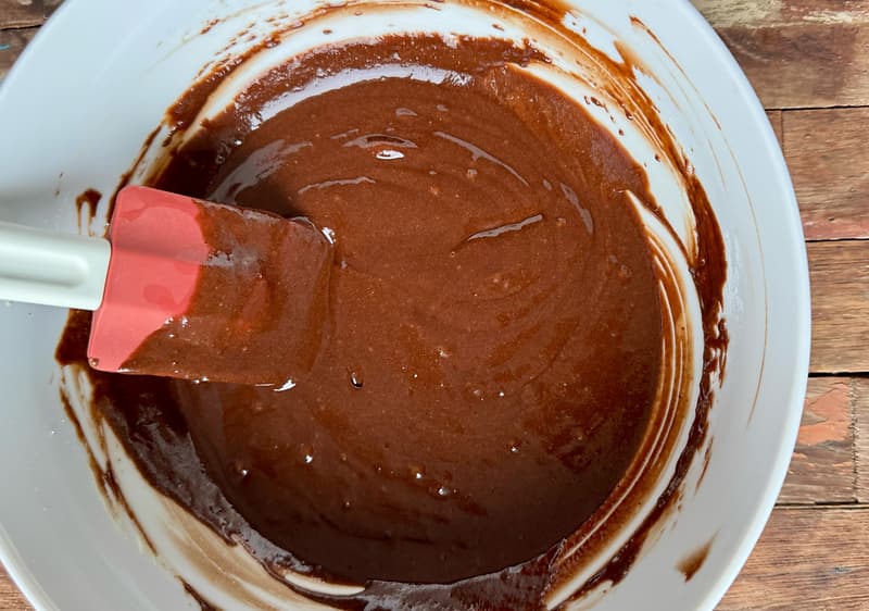 Roztopené čokoládové kúsky v miske