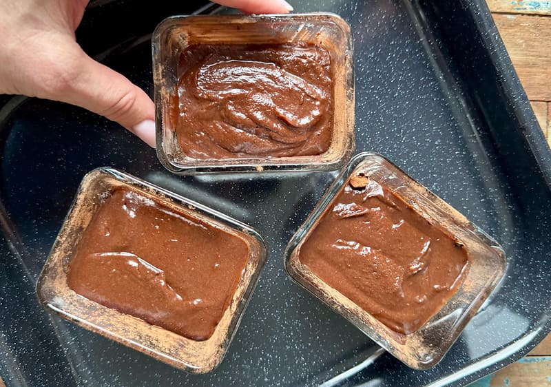 Naplnené formičky cestom a čokoládou