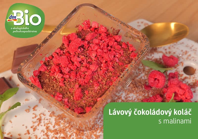 Hotový lávový koláč posypaný malinami