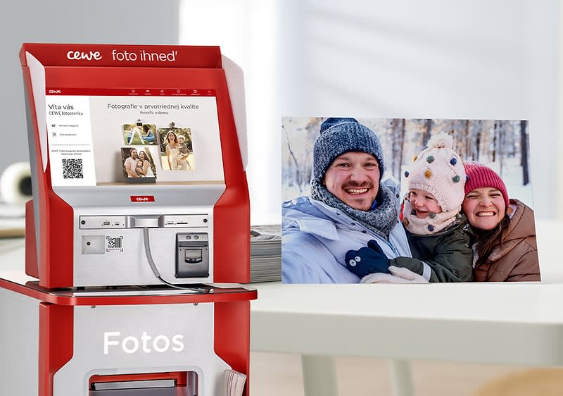 Fotokiosk a fotografia rodiny v zimnom oblečení na snehu