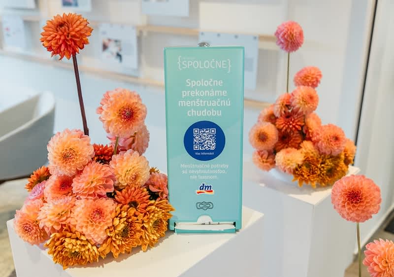 dm vyzýva na rozhovory o ženskom zdraví a prináša do škôl bezplatné menštruačné potreby