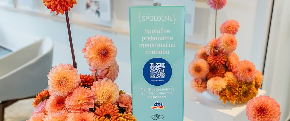 dm vyzýva na rozhovory o ženskom zdraví a prináša do škôl bezplatné menštruačné potreby