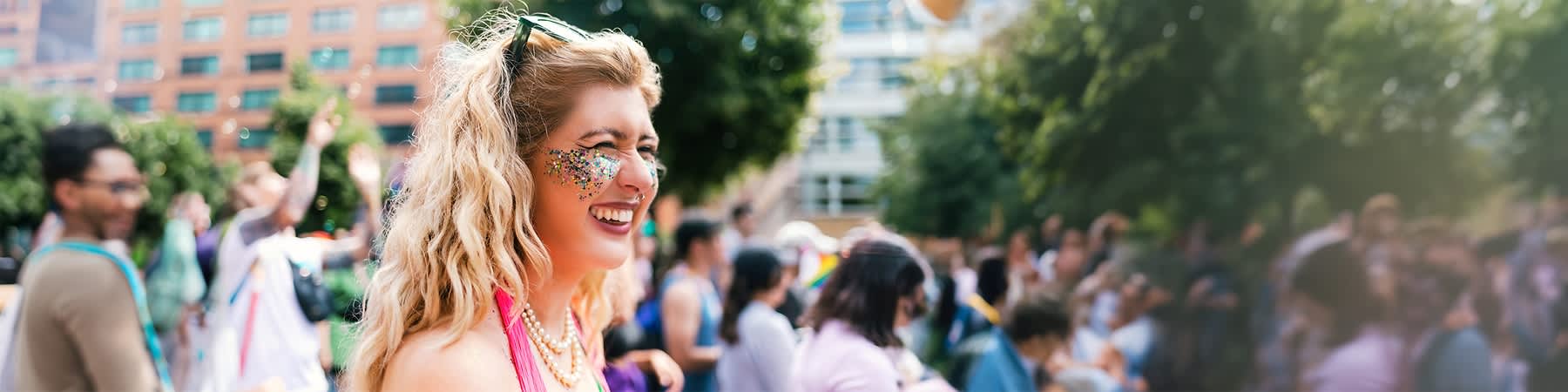 Lachende Frau am Festival