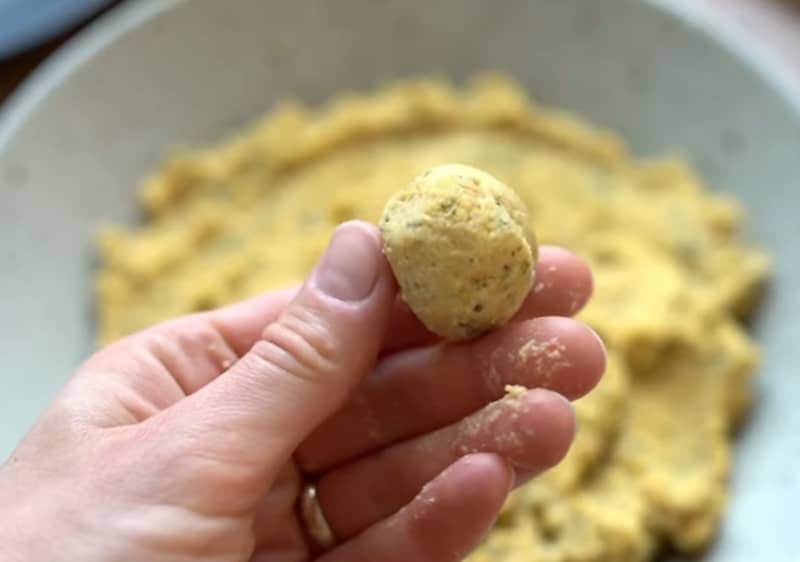 Falafel v pite s tahini a zeleninou v procese