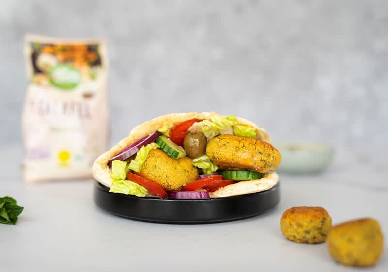 Falafel v pite s tahini a zeleninou naservírovaný na tanieri