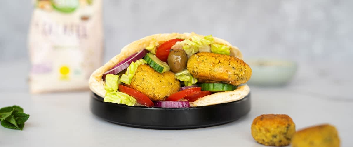 Falafel v pite s tahini a zeleninou naservírovaný na tanieri
