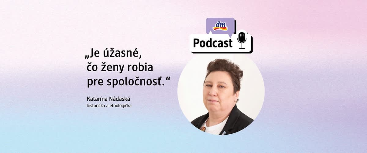 Logo dm podcastu, tvár Kataríny Nádaskej a text: Je úžasné, čo ženy robia pre spoločnosť.