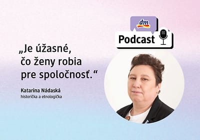 Logo dm podcastu, tvár Kataríny Nádaskej a text: Je úžasné, čo ženy robia pre spoločnosť.