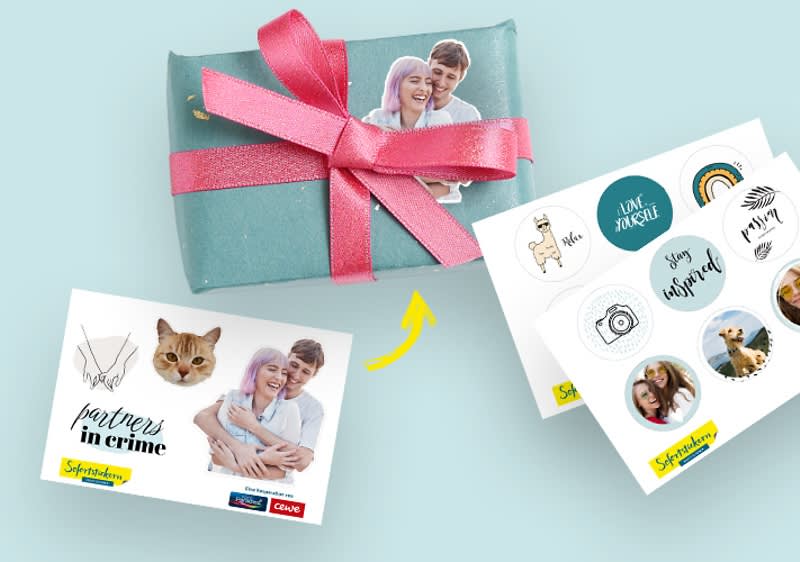 Darček s ružovou stuhou, nálepky, telefón s obalom, fľaša s etiketou