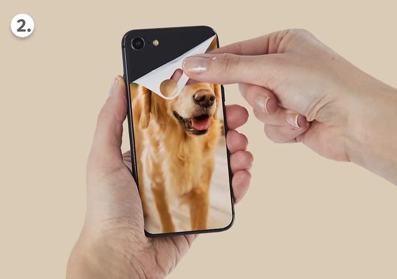 Nalepovanie nálepky psa na mobilný telefón