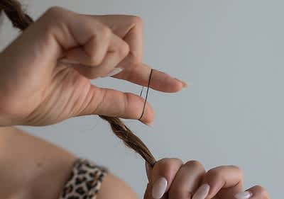 Zapletený vrkoč s gumičkou do vlasov