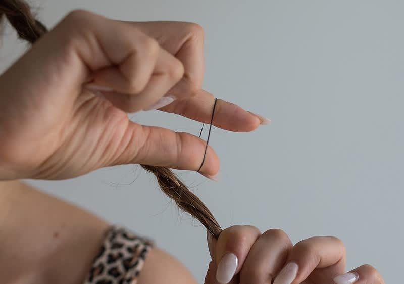 Zapletený vrkoč s gumičkou do vlasov