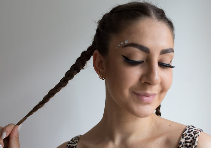 Festivalový účes so zapletenými vrkočmi