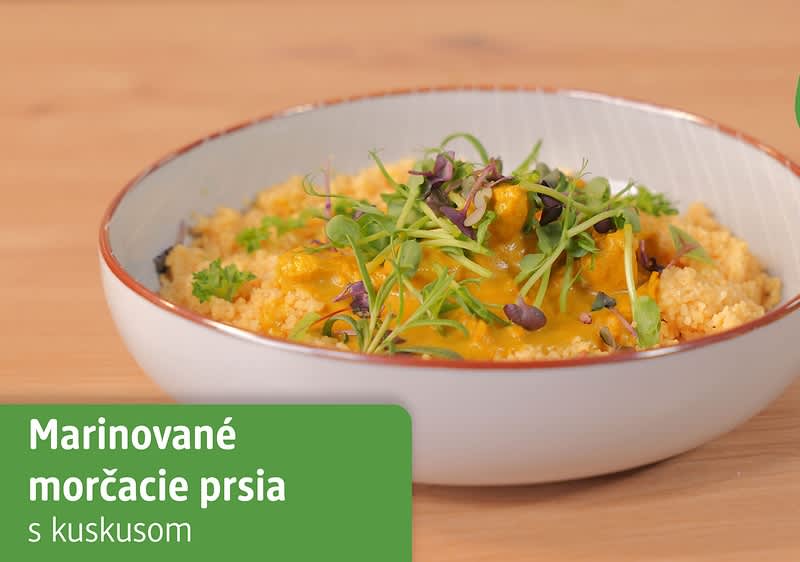 Marinované morčacie prsia naservírované v bielej miske