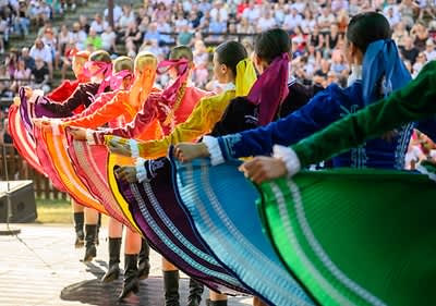 Folklórny súbor Lúčnica na oslave 30. výročia dm drogerie markt.
