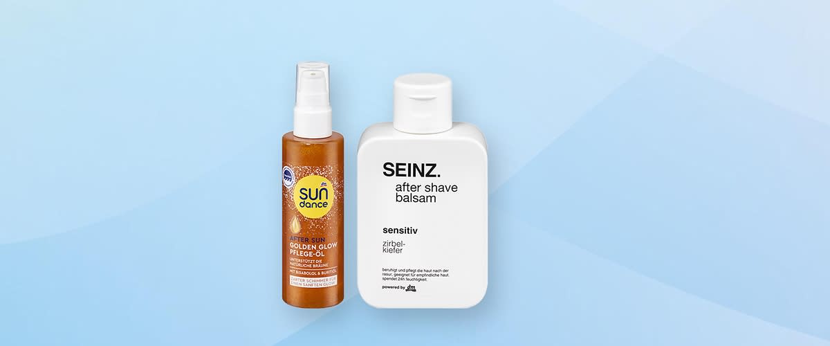 Fľaša krému na holenie a oleja po holení na modrom pozadí