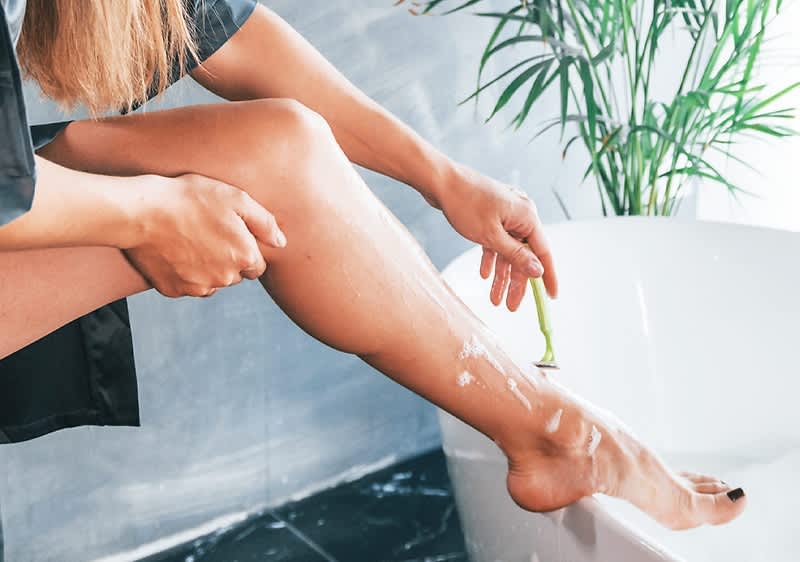 Žena holiaca si nohy vo vani