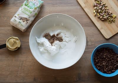 Príprava pistáciovej zmrzliny - zmiešavanie surovín