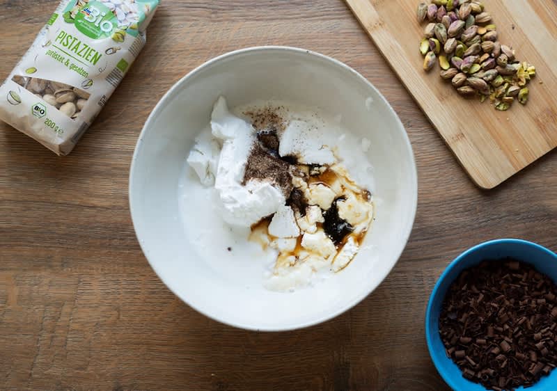 Príprava pistáciovej zmrzliny - primiešavanie surovín