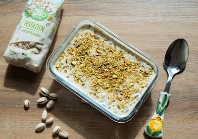 Hotová pistáciová zmrzlina v sklenenej dóze